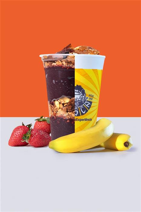 Copo Casca com açaí em camadas, banana e morangos