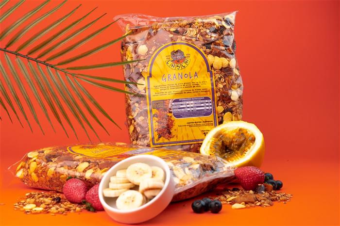 Pacotes de Granola Casca de 1 kg com frutas ao redor